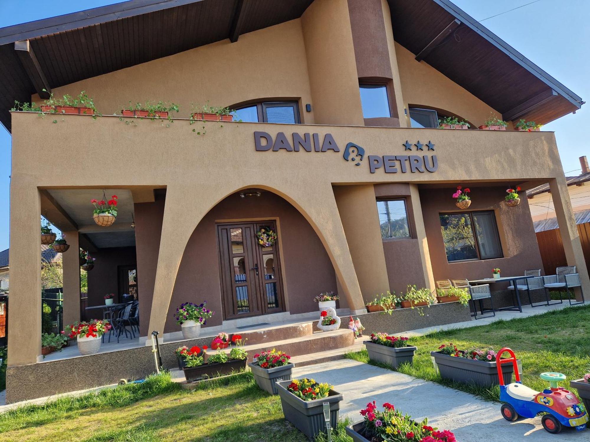 Dania&Petru Residence Tîrgu Ocna エクステリア 写真